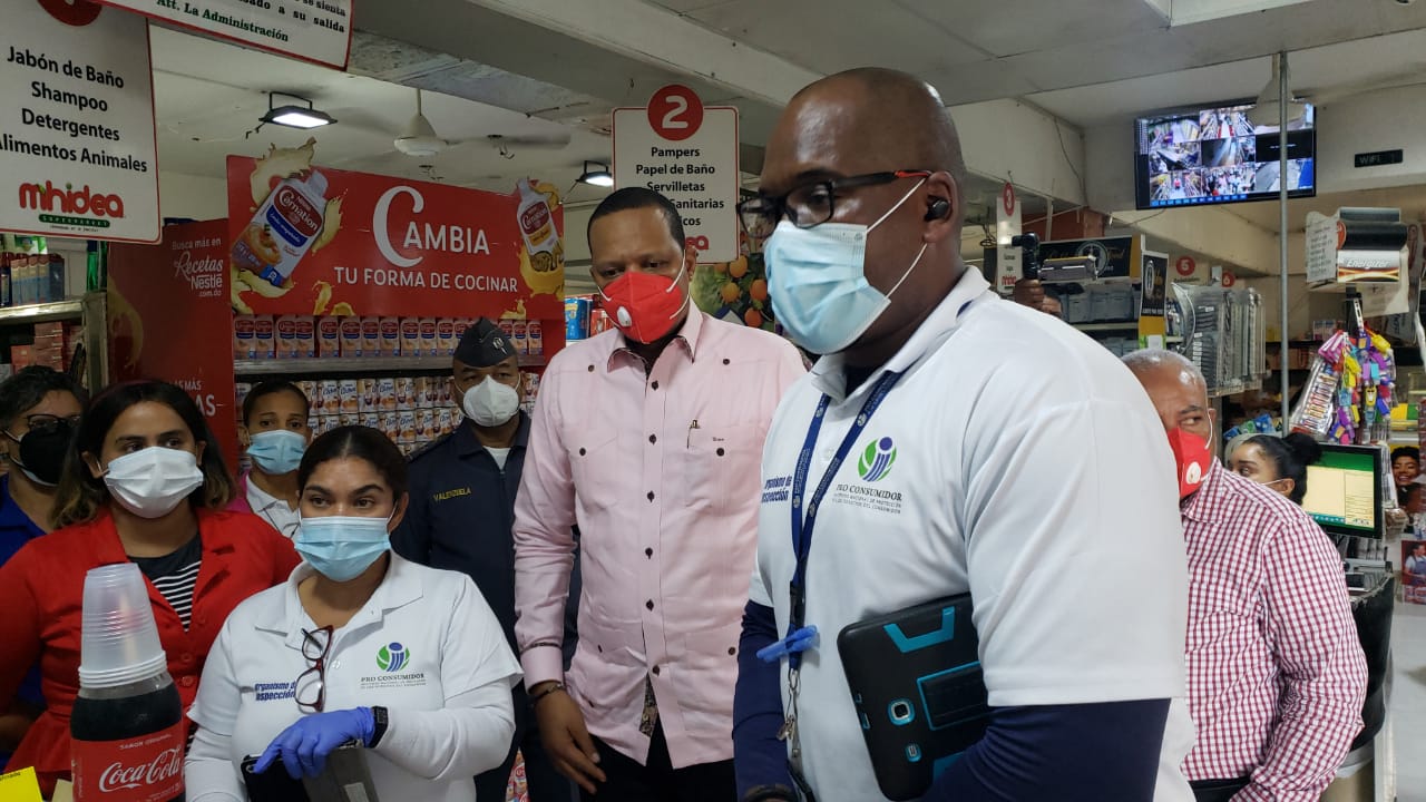 Director de Pro Consumidor doctor Eddy Alcantara inspecciona comercios junto a inspectores