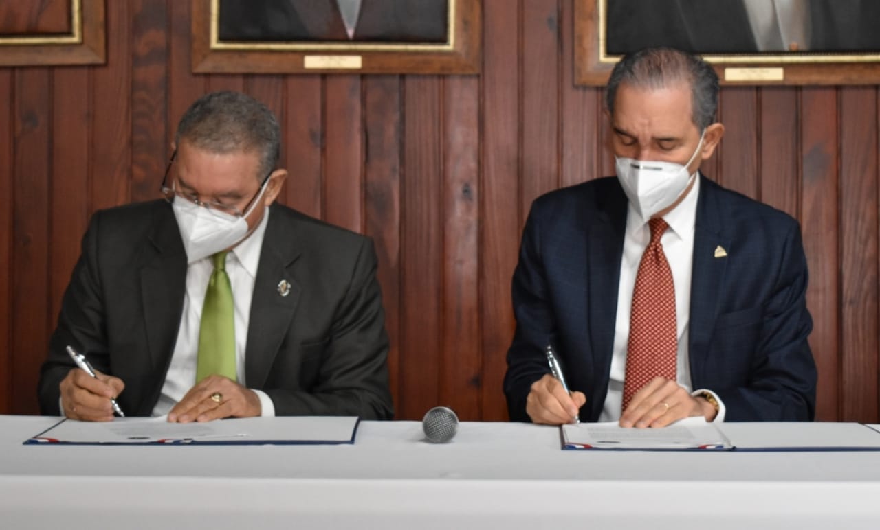 thumbnail Foto 1 Suscriben el convenio Garcia Fermin y Wilson Gomez.