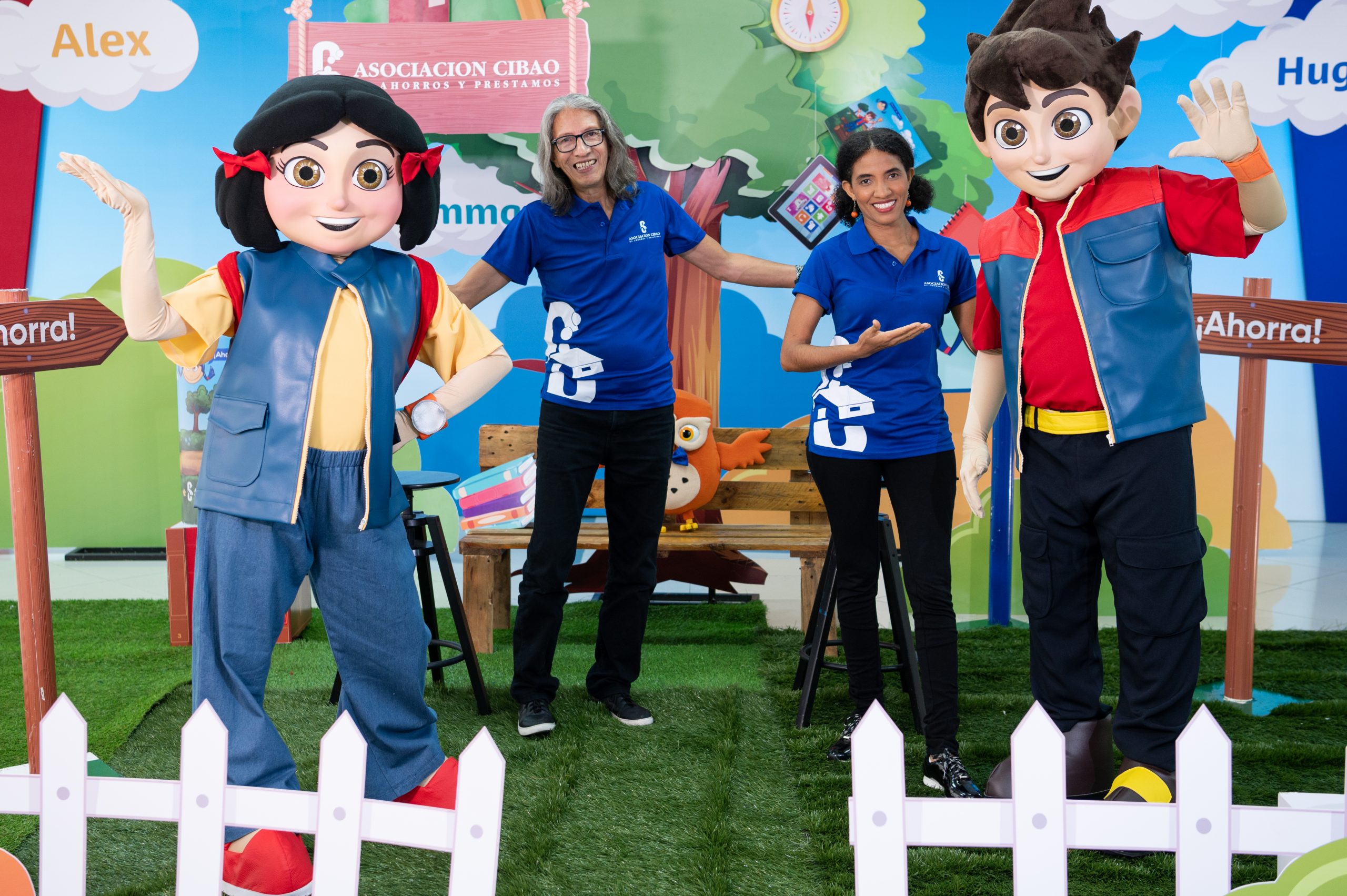 Emma y Alex personajes infantiles de ACAP junto a Ricky Ran y Luz Bautista de Cuentacuentos Calife durante la presentacion de Un sueno de altos vuelos. 2 scaled