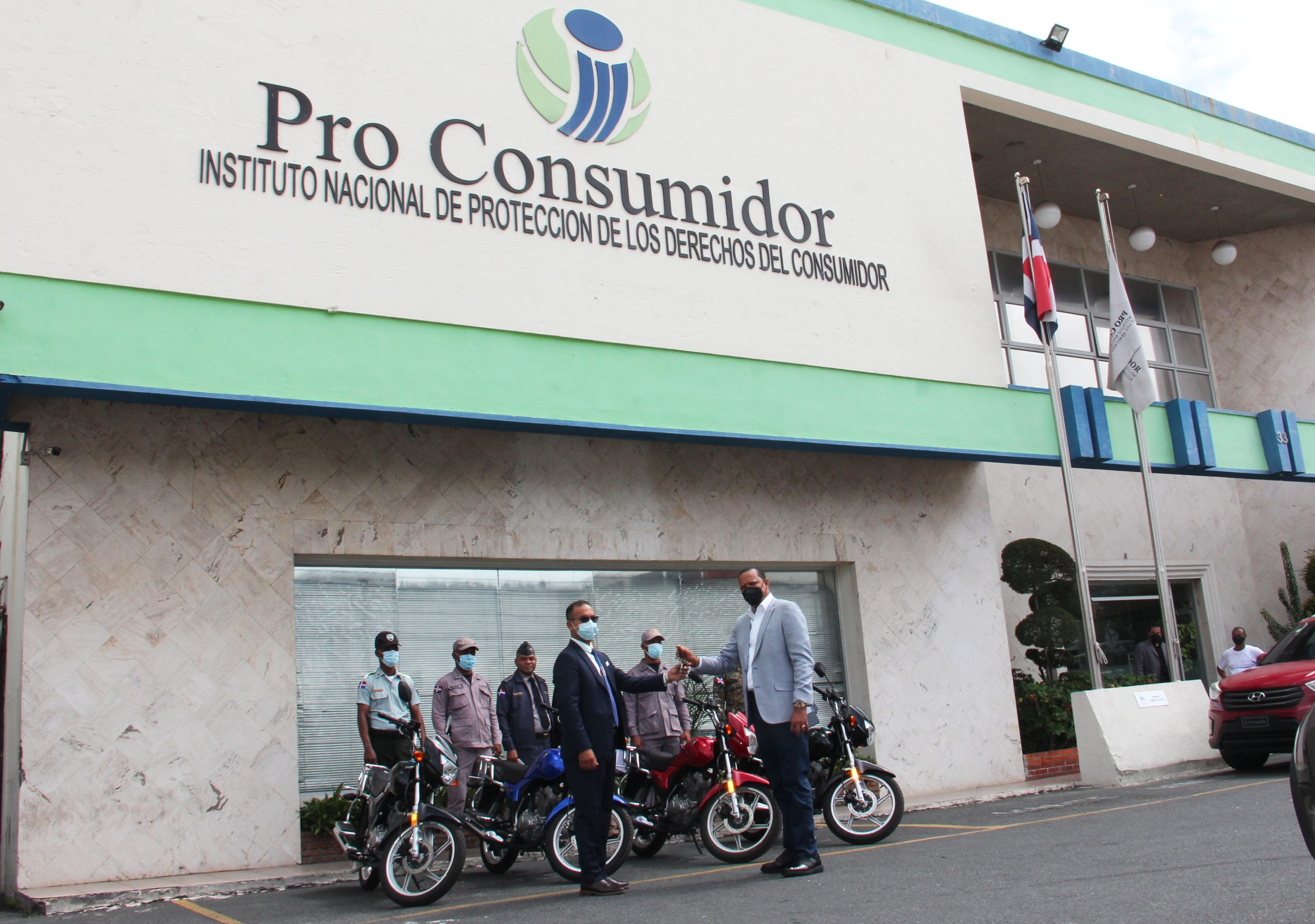 Director ejecutivo de Pro Consumidor Eddy Alcantara entrega las llaves de varias motocicletas que dono a la institucion de sueldo correspondiente al mes de mayo. scaled