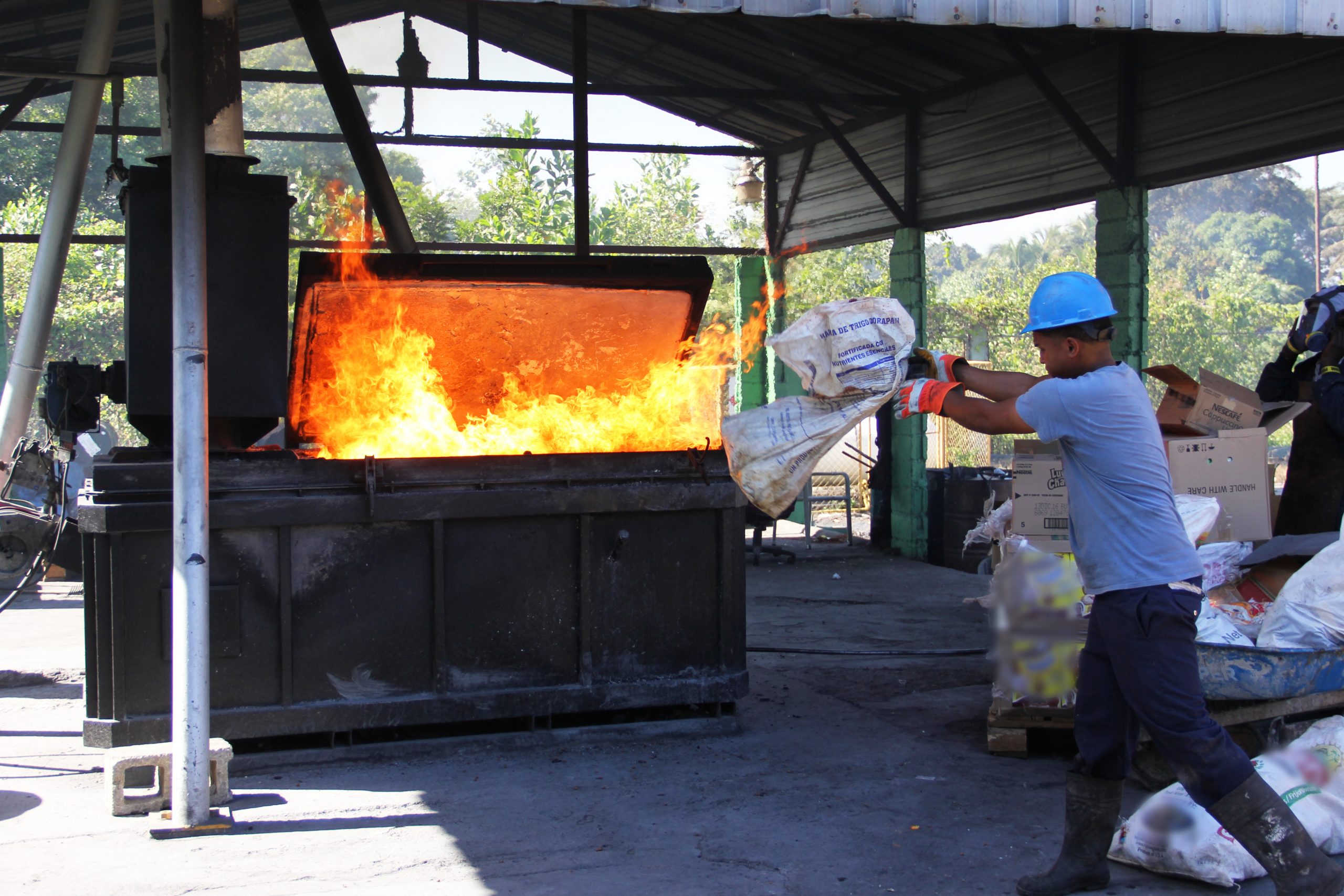 Momento en que se incinera los miles de productos danados decomisados por Pro Consumidor en diferentes operativos scaled