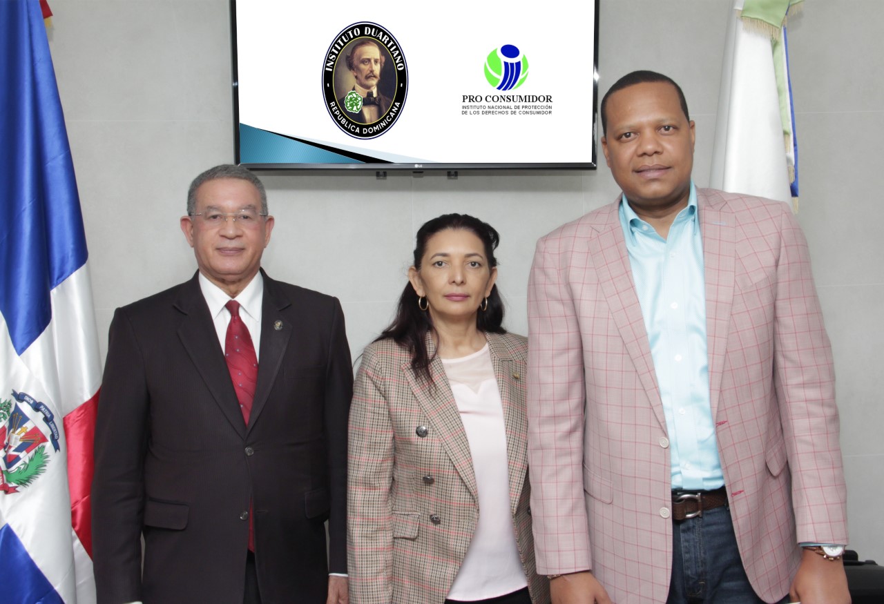 thumbnail El director ejecutivo de Pro Consumidor Eddy Alcantara junto a la subdirectora Administrativa Maria Teresa Paulino y el presidente del Instituto Duartiano Wilson Gomez.