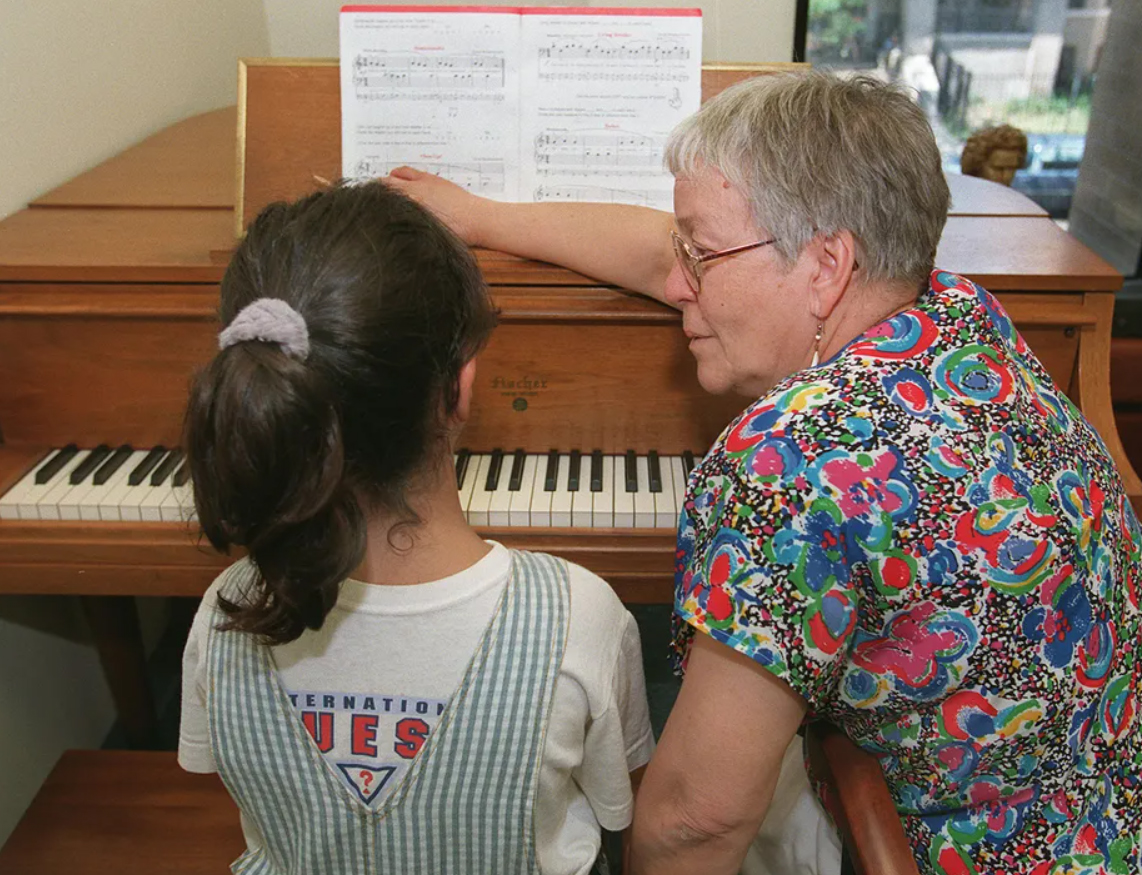 Foto 3 Rita Simo fundadora de Peoples Music School dando clases de piano a Michelle Khoshaba.