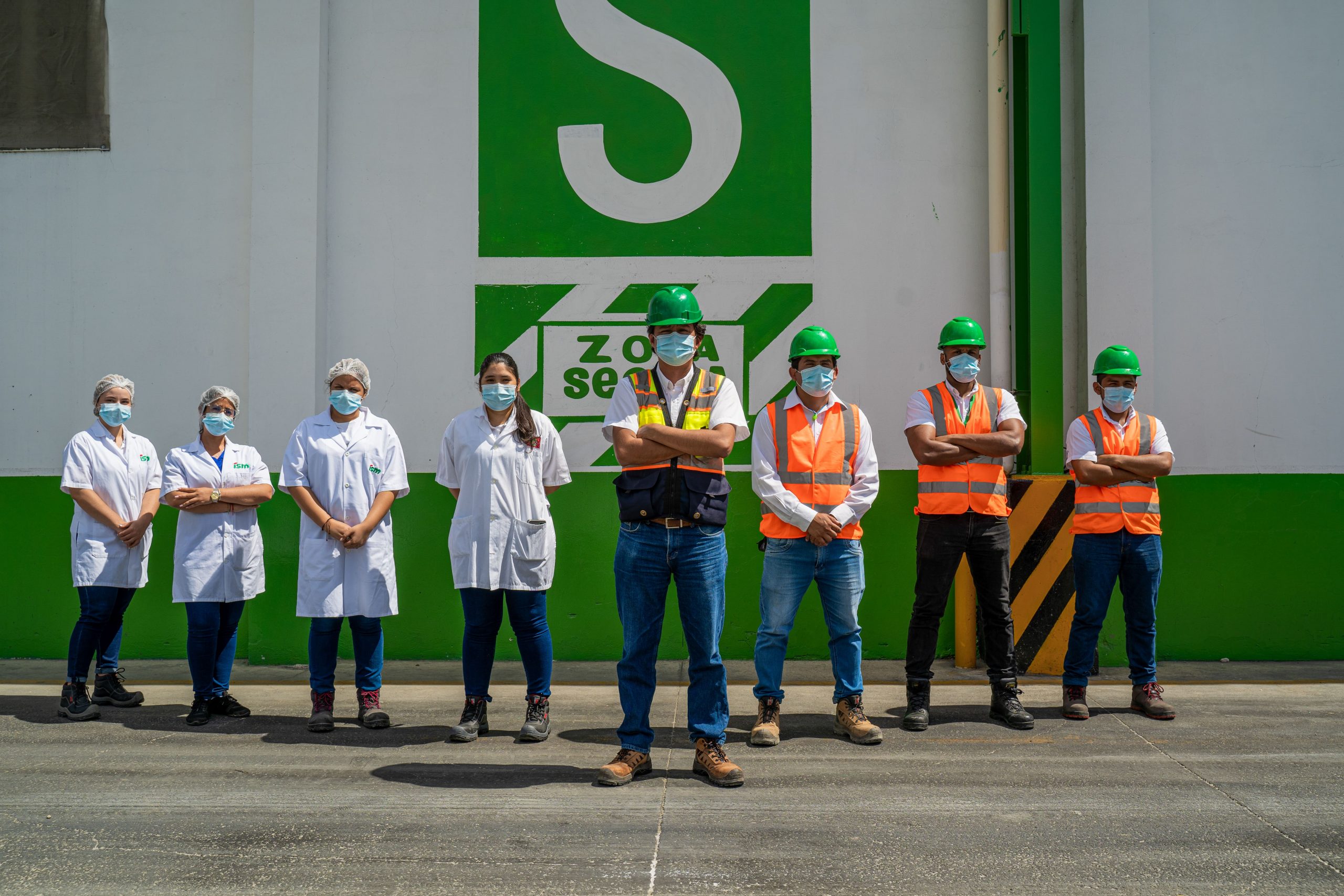 Colaboradores de Industrias San Miguel scaled