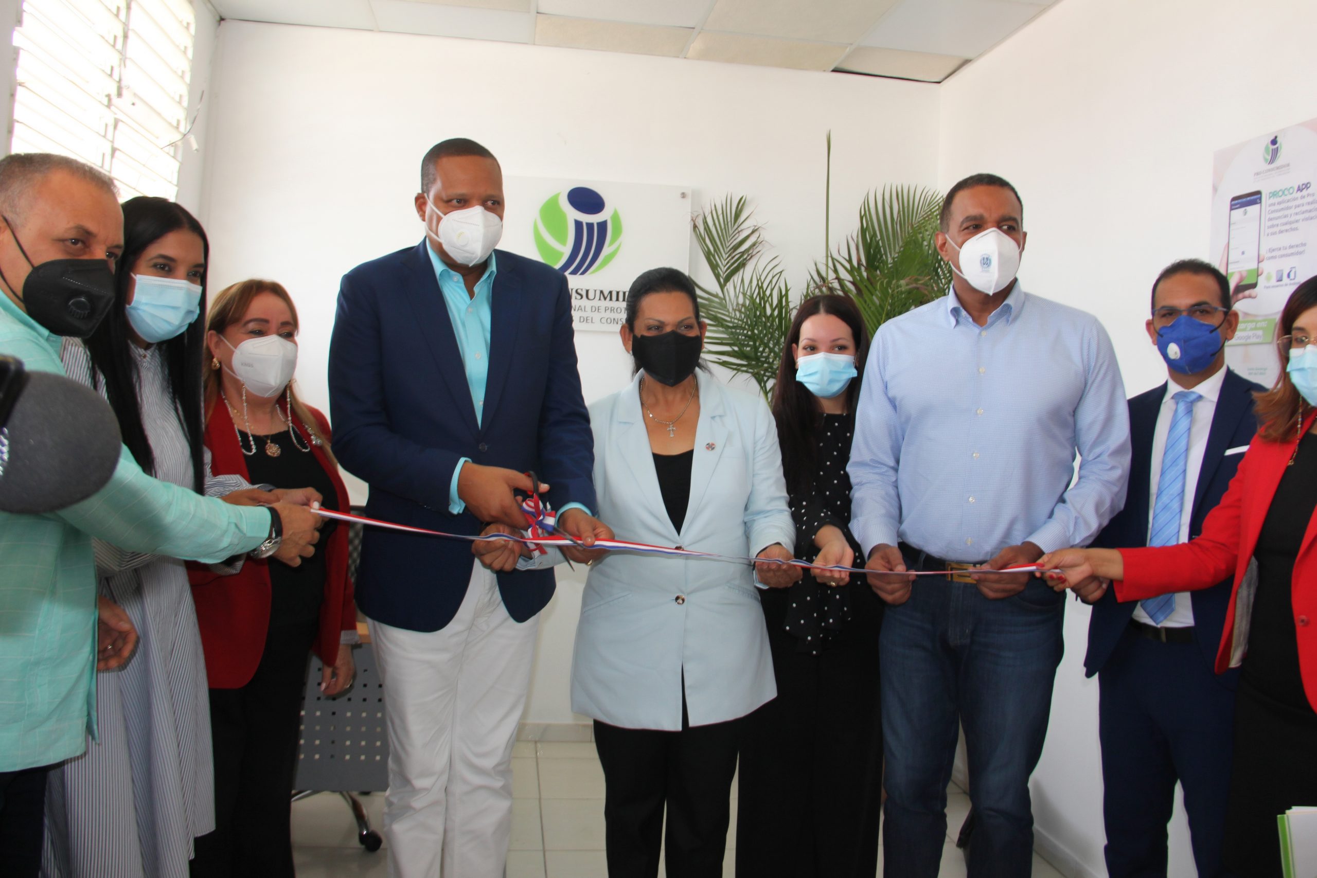 FOTO MOCA. El director ejecutivo de Pro Consumidor Eddy Alcantara corta la cinta para dejar formalmente inaugurada la oficina de la entidad en esta ciudad. scaled