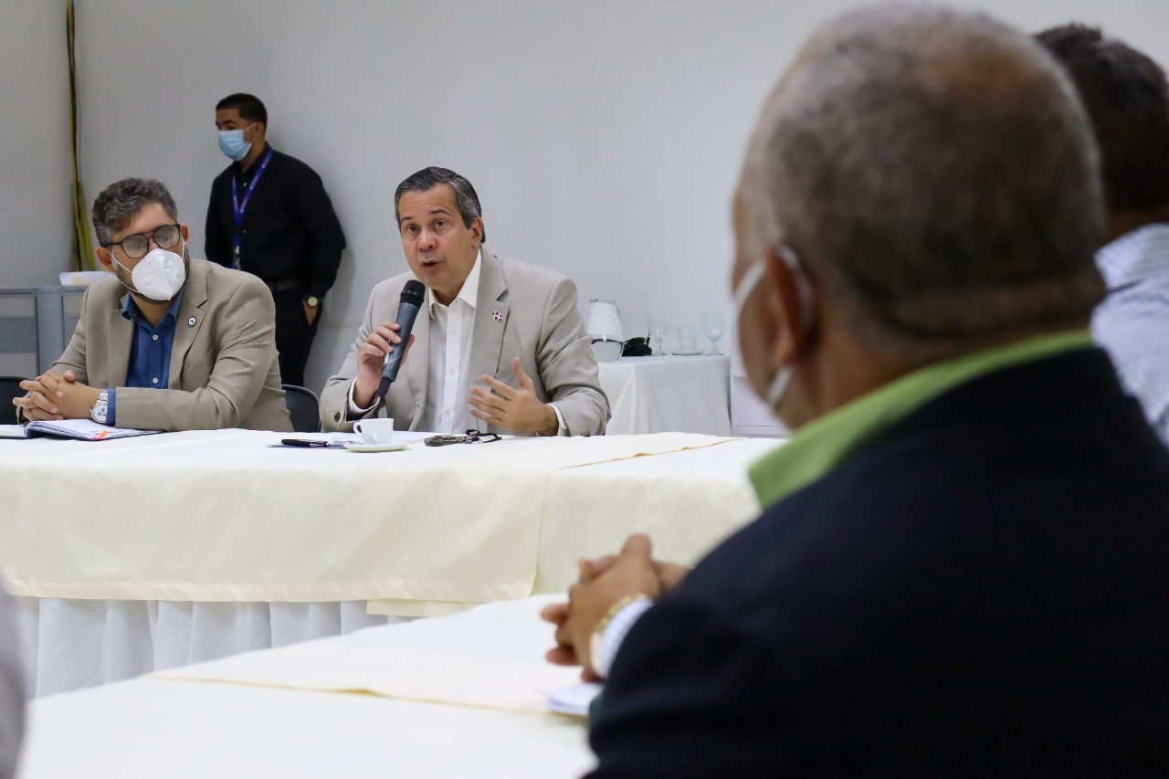 Ministro OJM durante reunion con productores