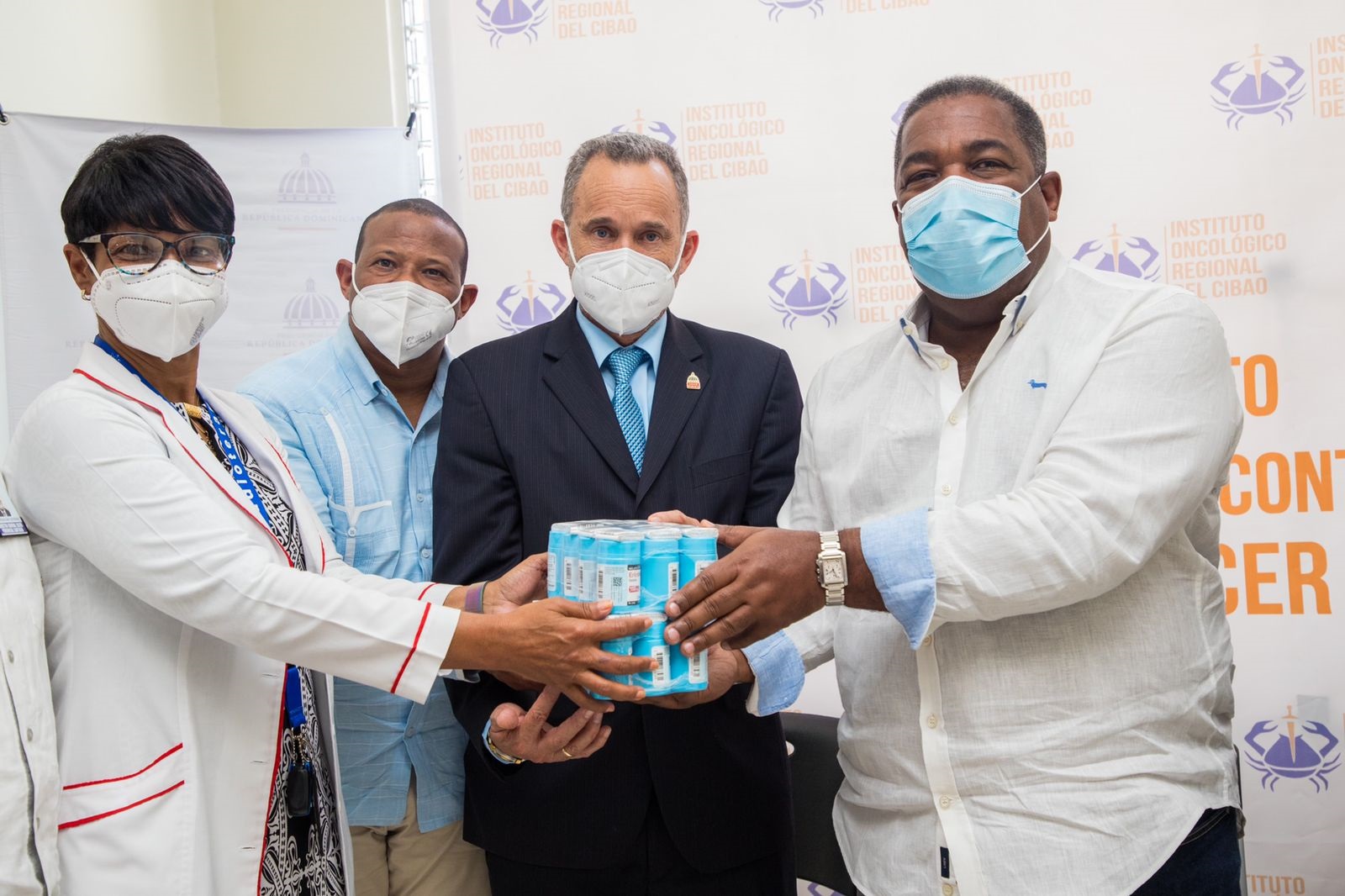 Tony Pena entrega medicamentos contra el cancer