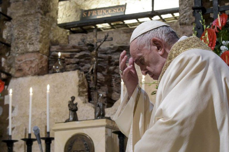 hospitalizan al papa francisco cirugia colon