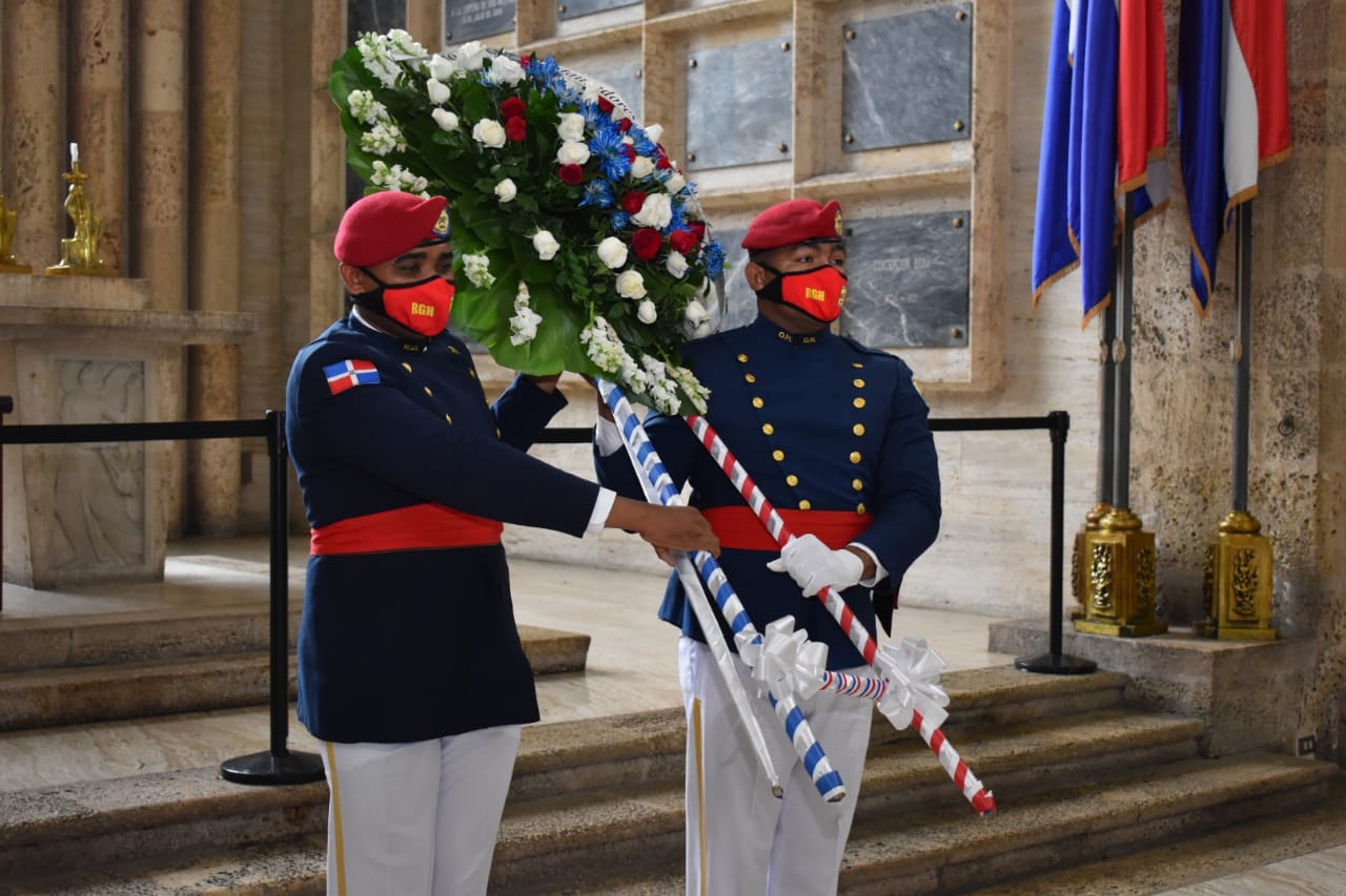 Foto 2 Miembros de los cuerpos castrense rinden honores militares de los heroes de la gesta.