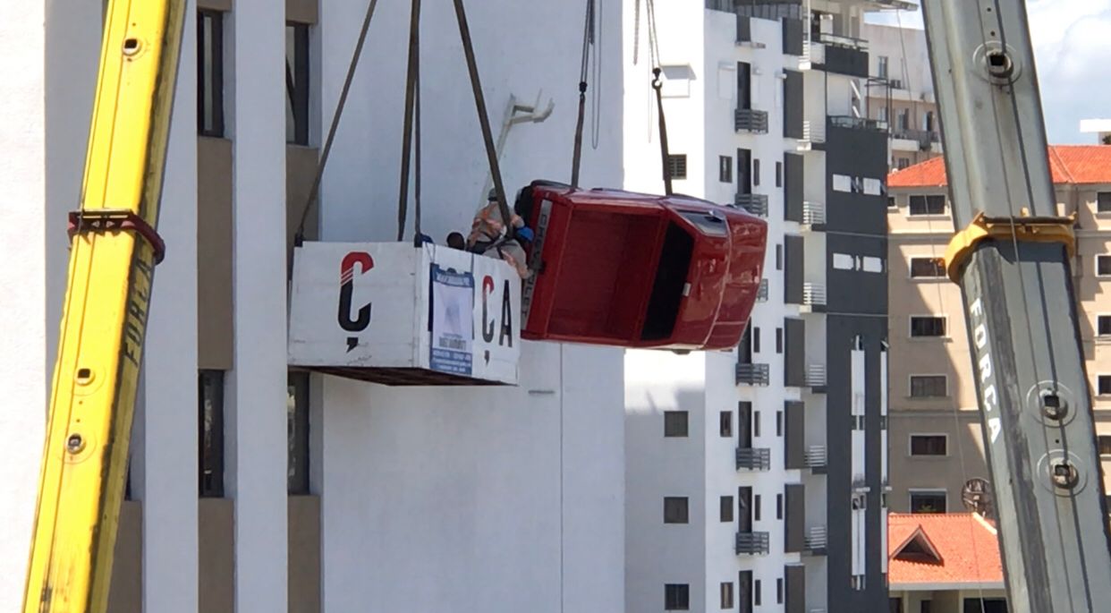 Foto 5 Instalacion del vehiculo en la pared de la edificacion.