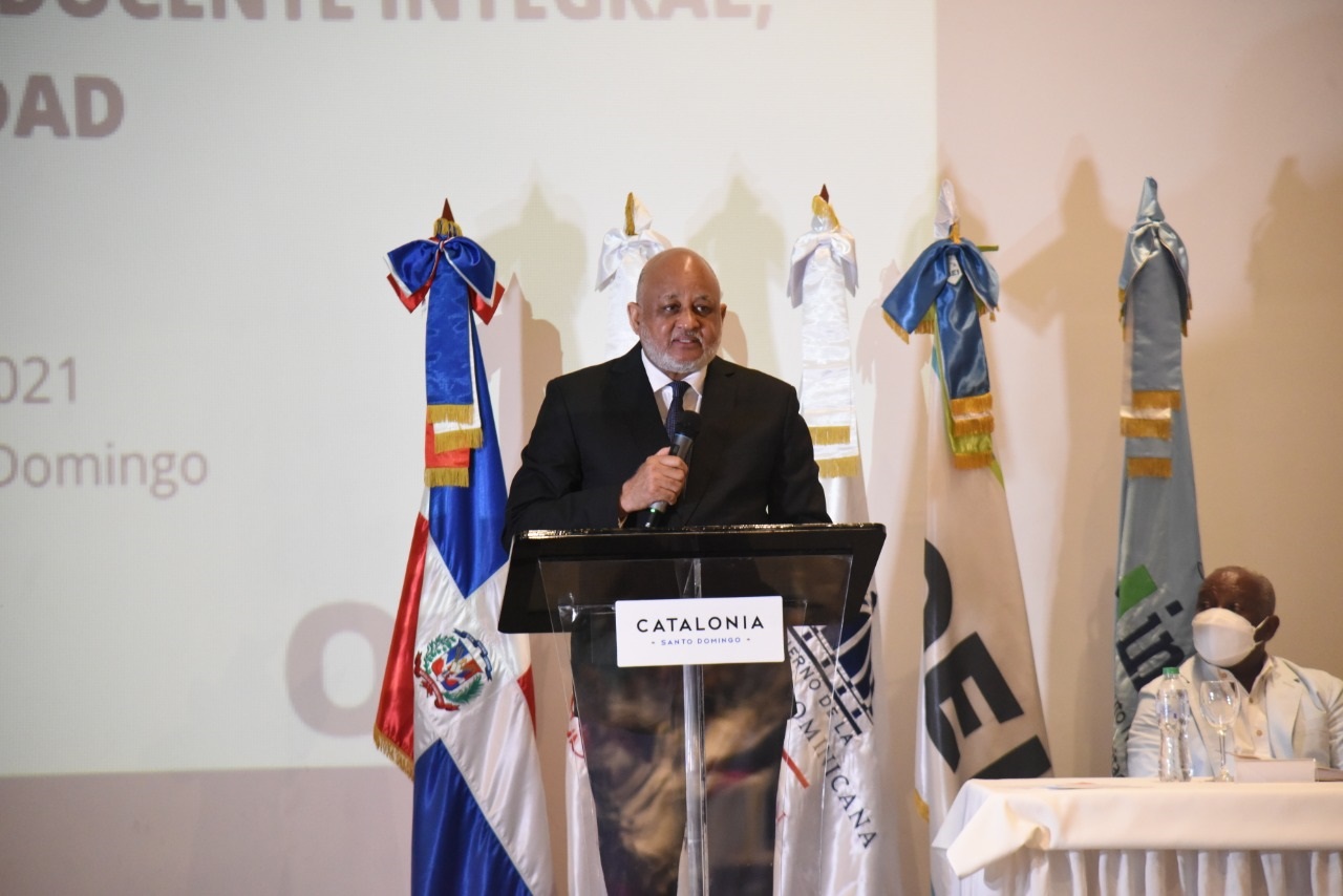 Roberto Fulcar ministro de Educacion