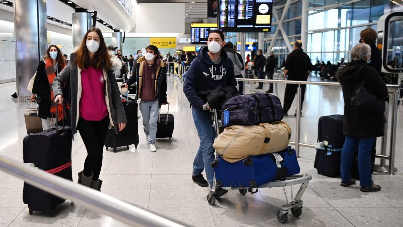Alt Viajeros llegan al aeropuerto de Heathrow en Londres Reino Unido. EFEEPAANDY RAINArchivo 800x450 1