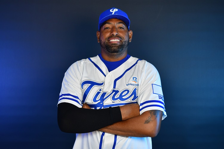 Cesar Valdez tendra a su cargo el partido inaugural del Licey en la temporada 2021 22.