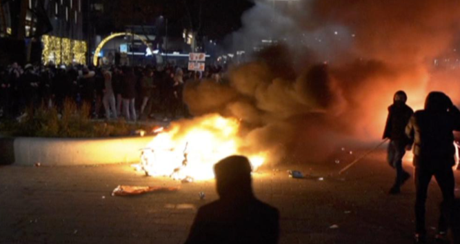 En esta imagen tomada de un video manifestantes protestan contra las restricciones del gobierno por la pandemia del coronavirusen Rotterdam Holanda