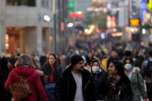 PERSONAS CAMINANDO POR LAS CALLES EUROPEAS.