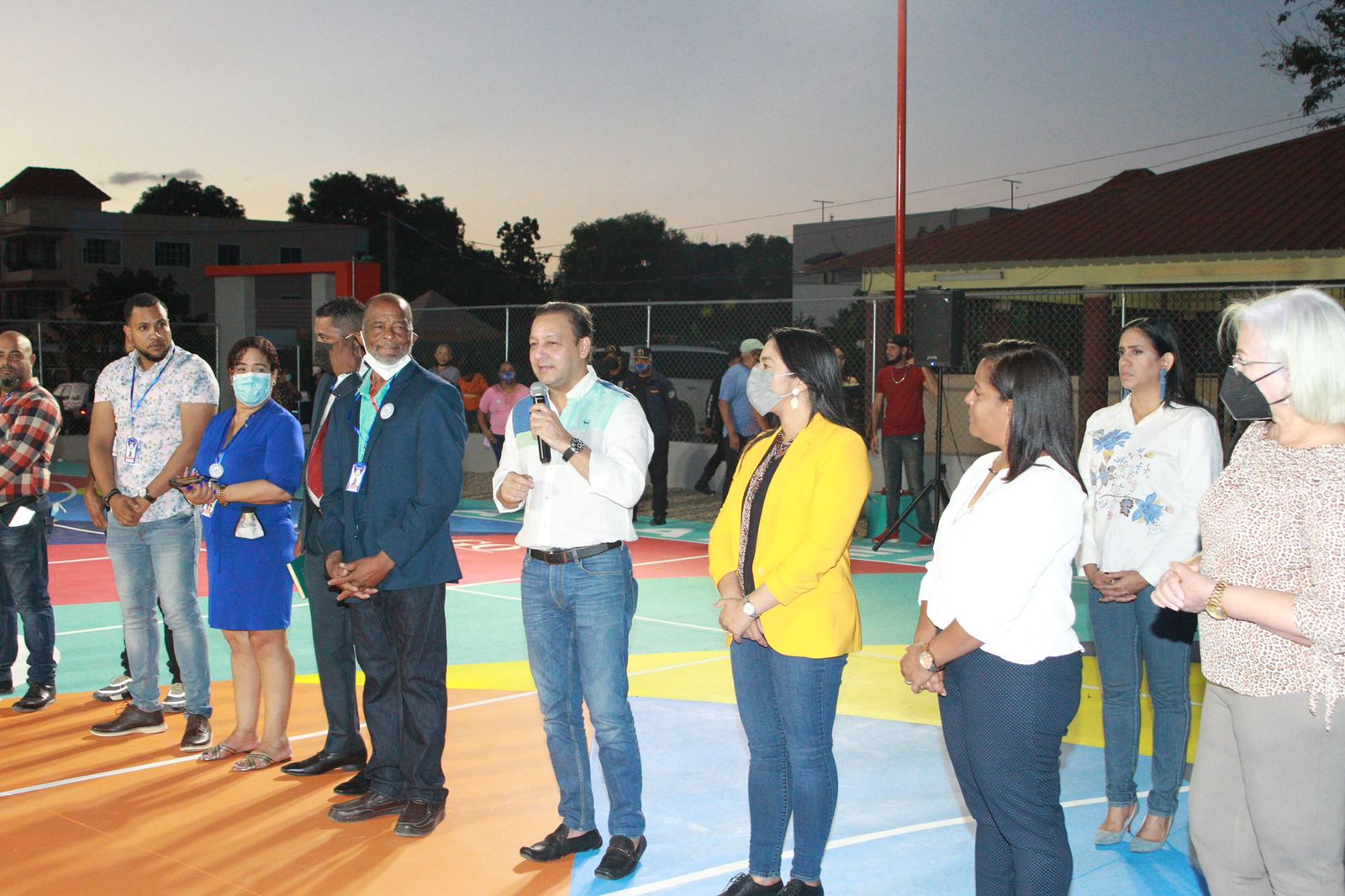 alcalde entrega nueva cancha en Las Americas