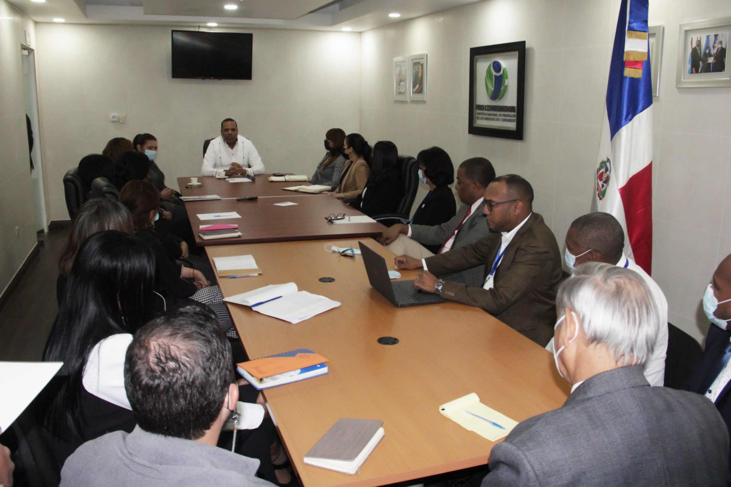 FOTO Director de Pro Consumidor Eddy Alcantara en la reunion que sostuvo este jueves con los encargados de los diferentes departamentos de la institucion. scaled