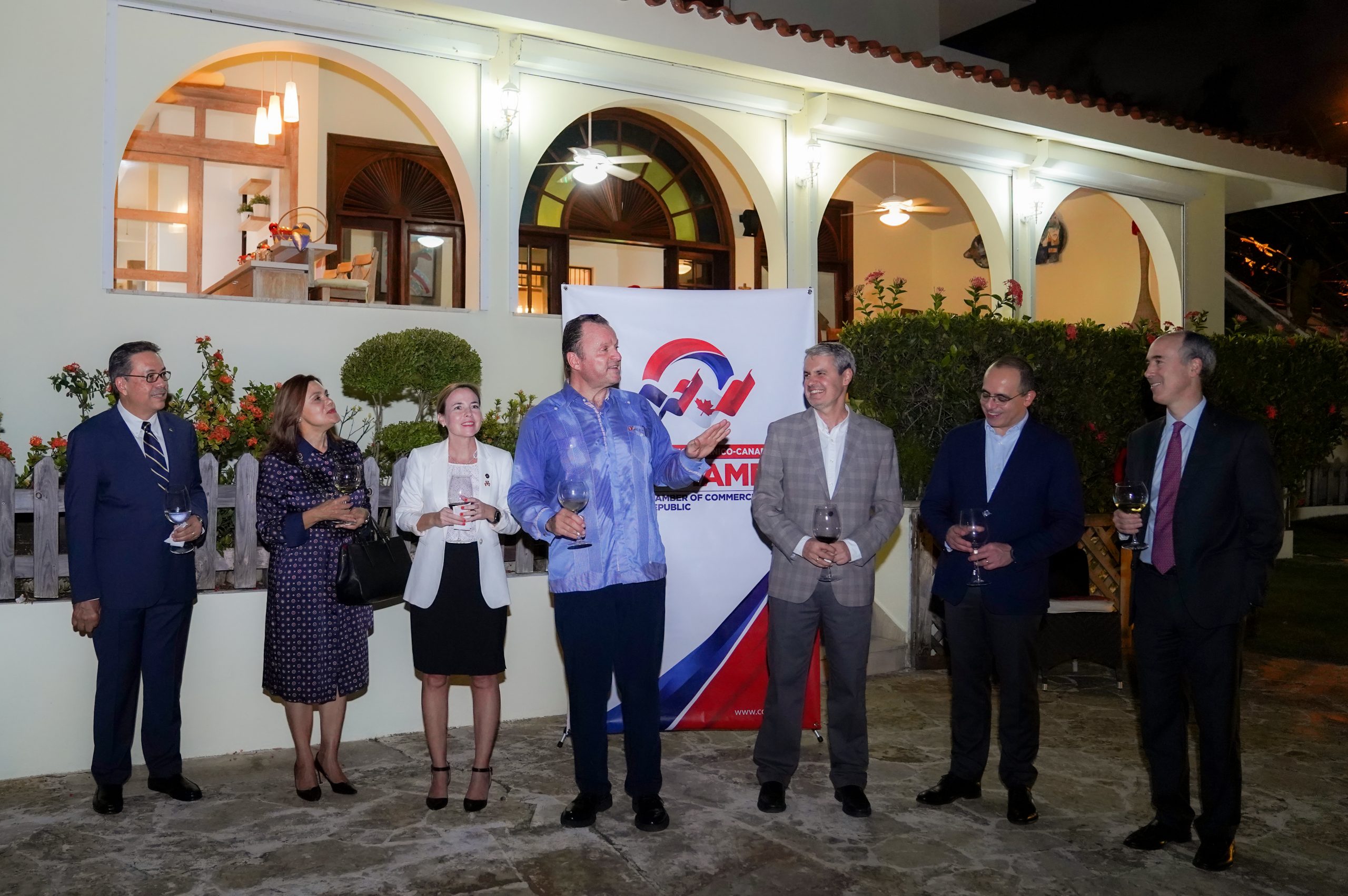 Foto 1 El presidente de la camara Gustavo de Hostos se dirige a los presentes. scaled