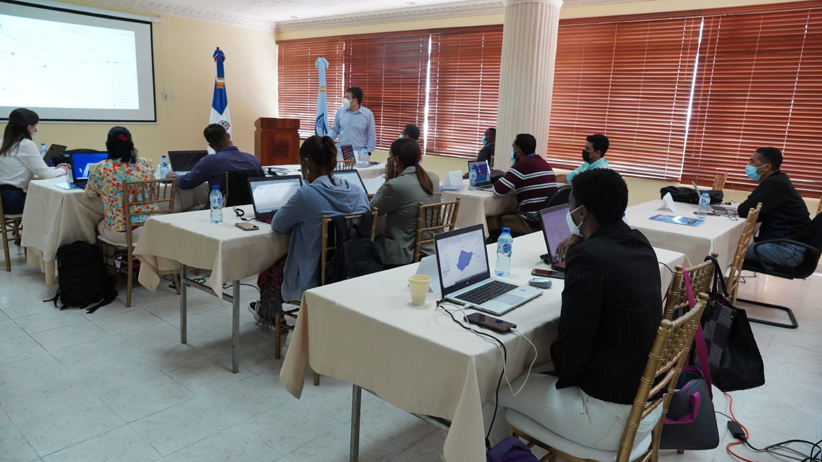 Participantes del taller sobre el manejo del software HydroBID.