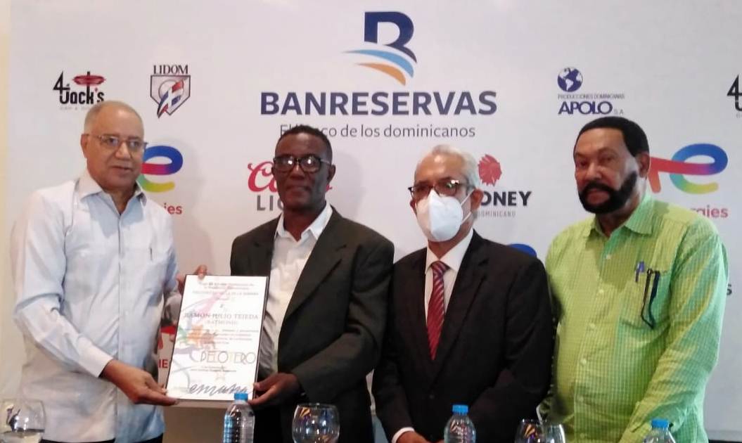 Periodista romanense Raymond Tejeda es reconocido por Producciones Apolo.