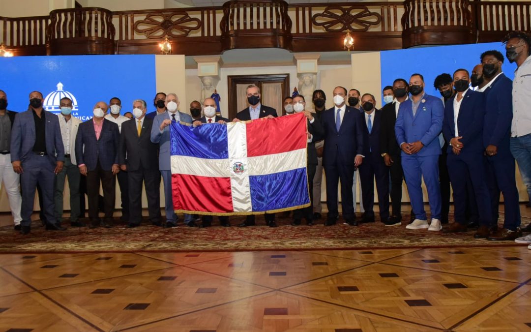 El presidente Luis Abinader entrega la bandera nacional a los ejecutivos de Lidom y Gigantes del Cibao junto a jugadores del plantel. 1080x675 1