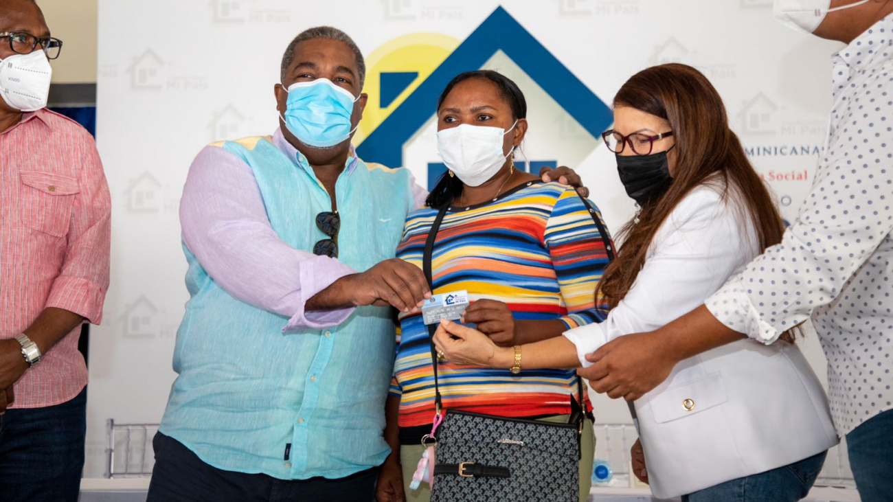 Entrega de bonos Transformando Mi Pais Barahona y Elias Pina 2 0