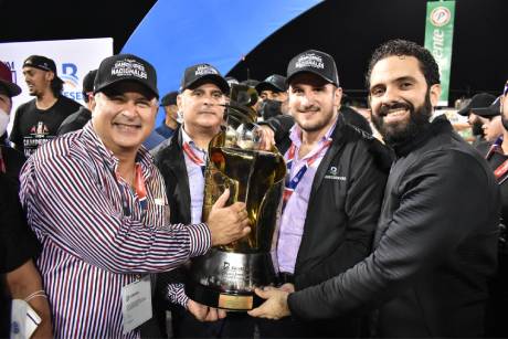 Familia Rizek junto al Gerente Mejia 1 1