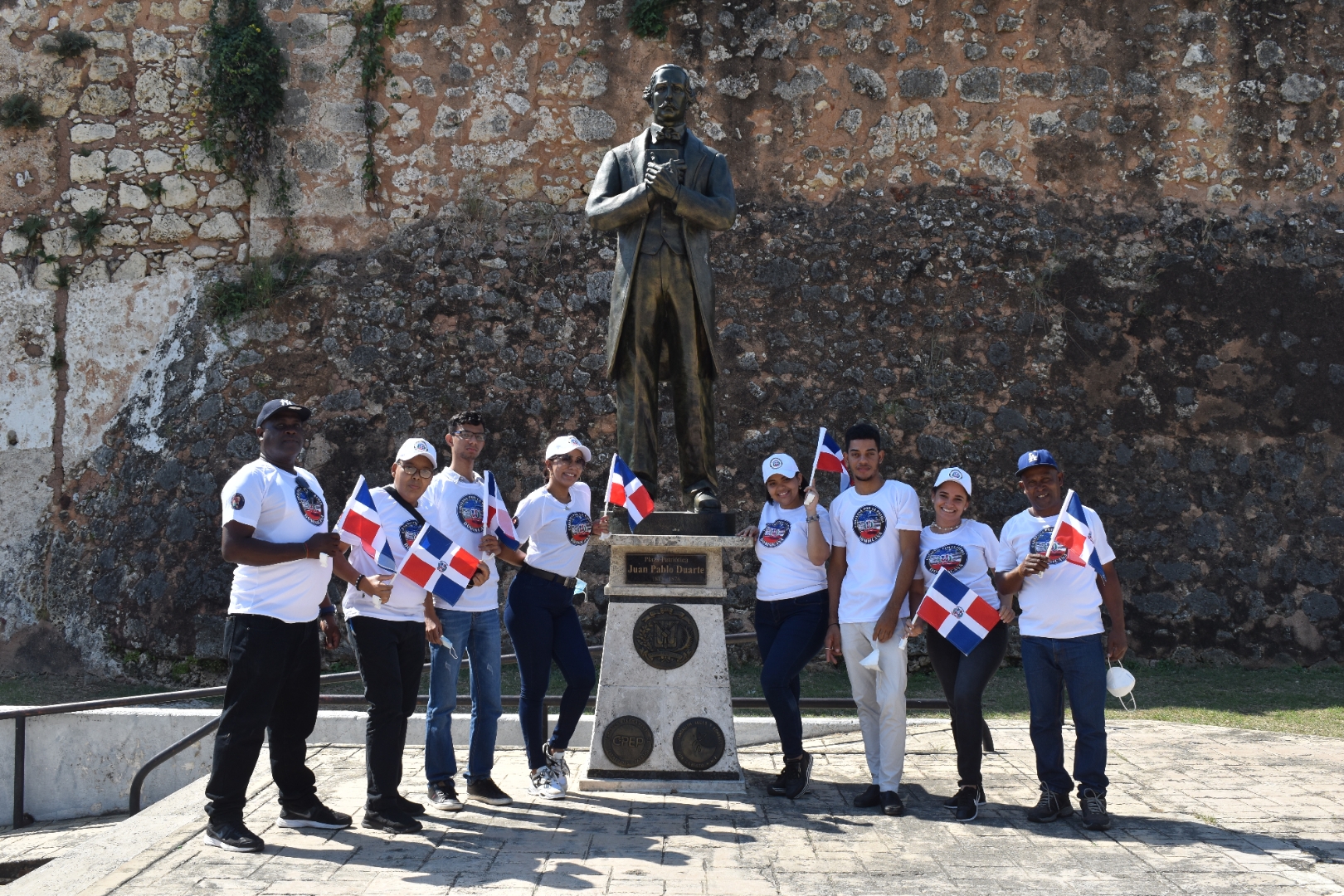 Foto 4 Algunos miembros del Inst. Duartiano en el busto del patricio en la Av. del Puerto.