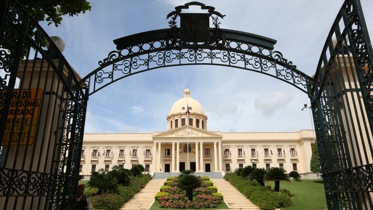 Palacio puerta delantera 0