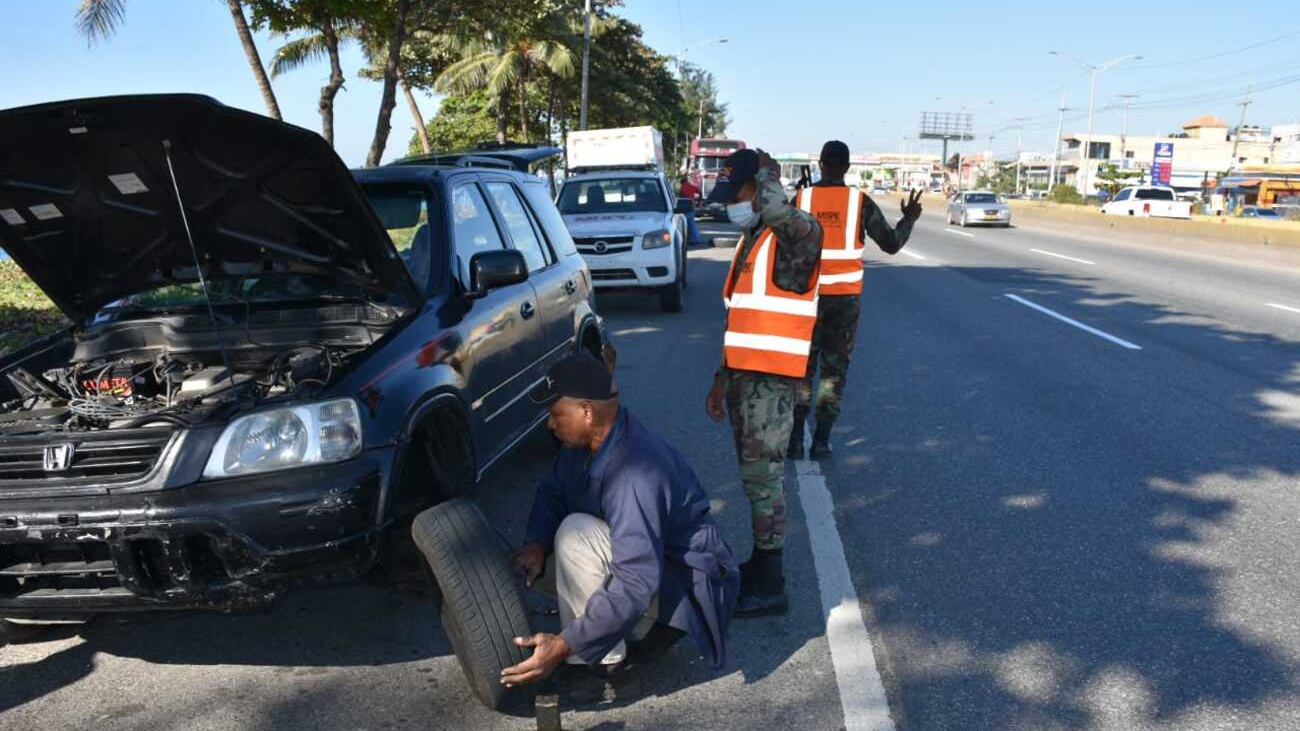 Una asistencia de Comipol en cambio de neumatico. 1