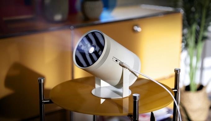 the freestyle de samsung proyector altavoz y dispositivo de iluminacion ambiental en un mismo equipo