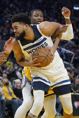 towns anota 31 con 13 rebotes sixers y warriors triunfan
