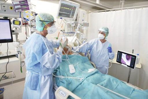 un grupo de personas con instrumentos musicales y microfonos en un cuarto de hospital 97432843 focus 0 0 895 573