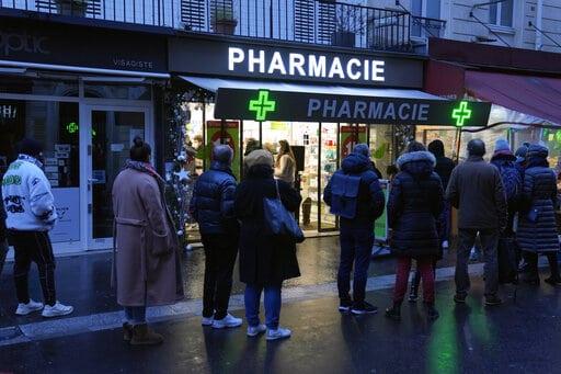 un grupo de personas frente a una tienda cfec0bd8 focus 0 0 895 573