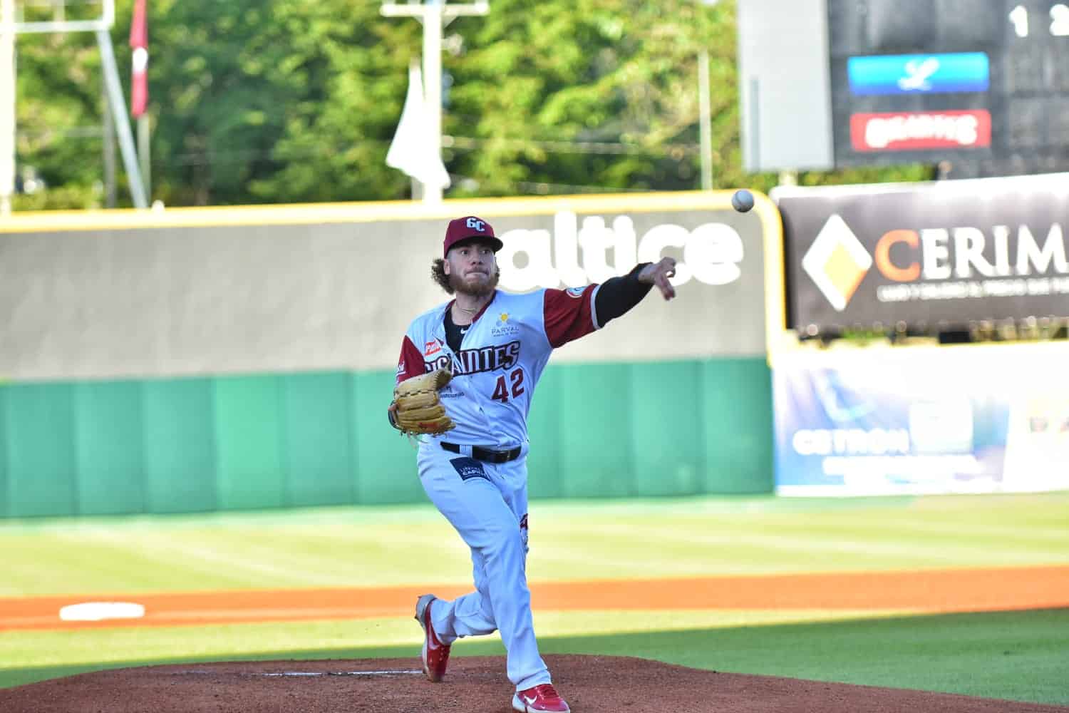 un jugador de beisbol lanzando una pelota 5a7c2b3d