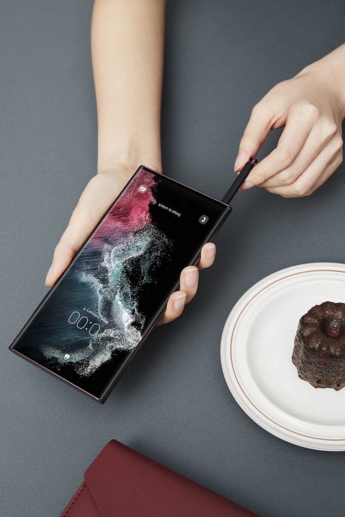 1 26 Galaxy S22 Ultra Front2 Burgundy design HI copy 683x1024 1