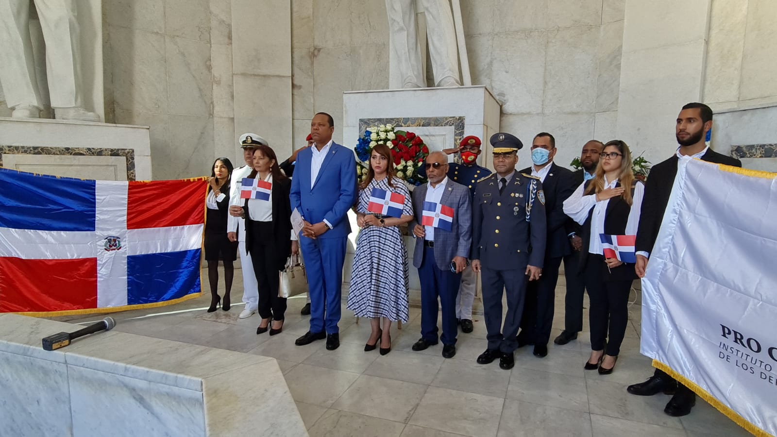 FOTO El director ejecutivo de Pro Consumidor Eddy Alcantara habla en el acto de la ofrenda floral en el Altar de la Patria junto de servidores de la institucion.