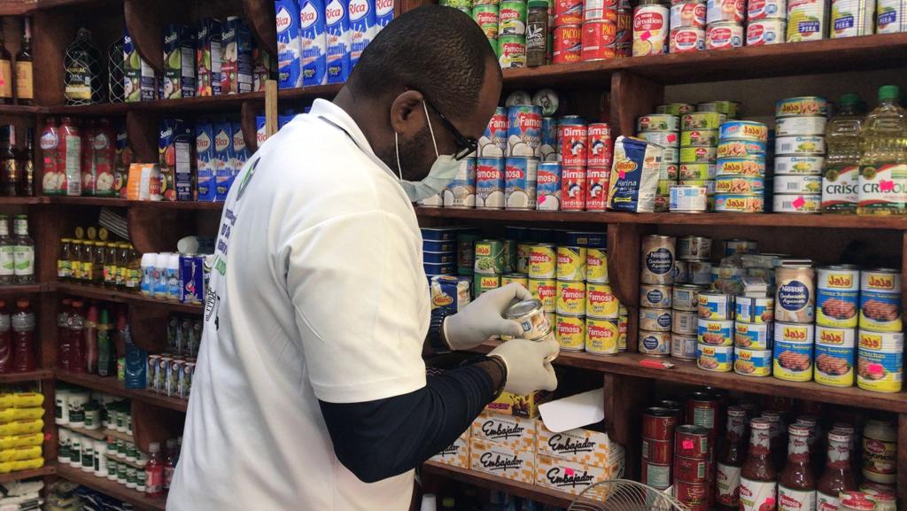 FOTO Uno de los inspectores de Pro Consumidor observa los precios de productos de la canasta basica en un establecimiento de la capital.