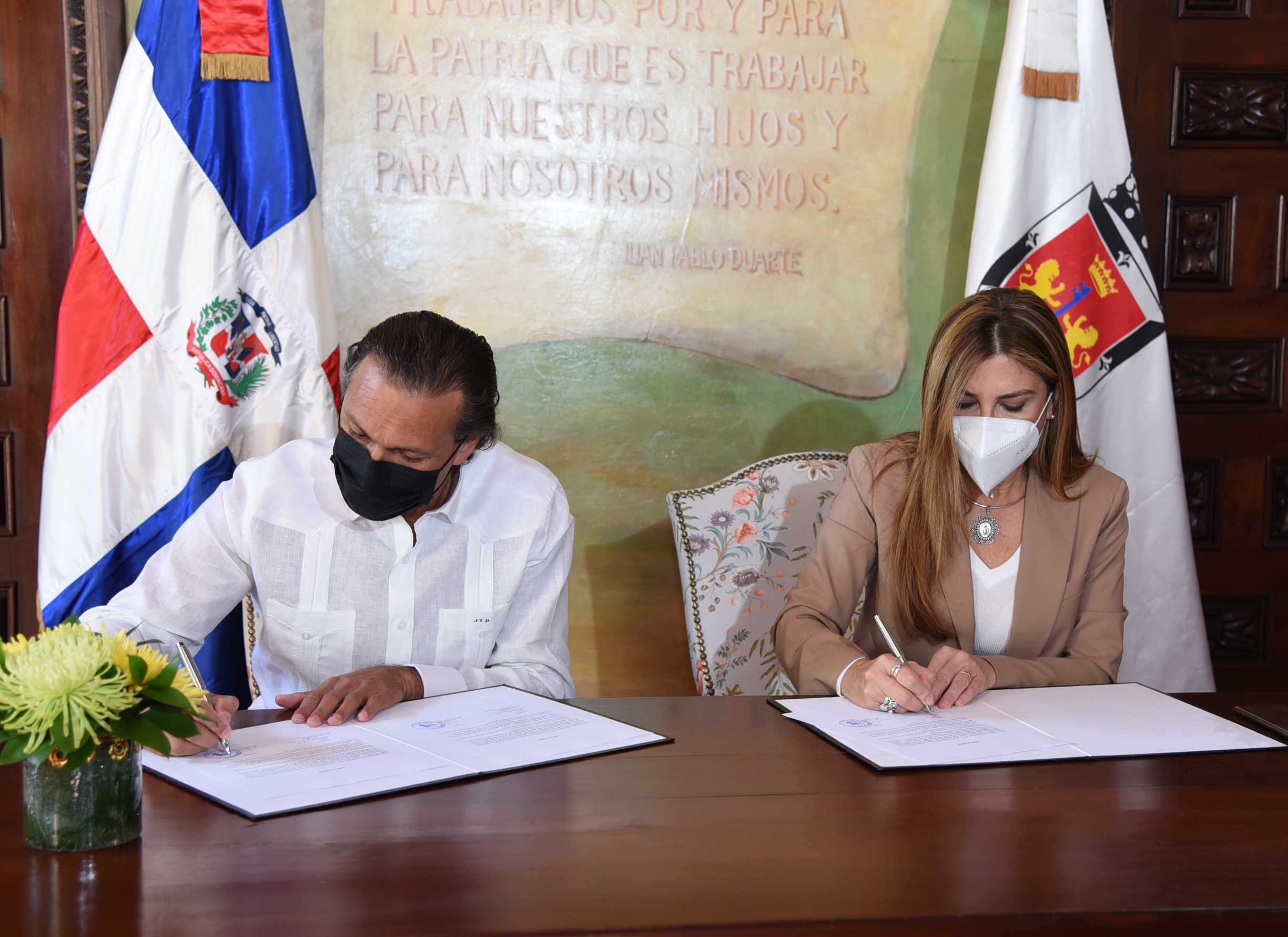 Firma de Acuerdo entre la Alcaldesa del DN Carolina Mejia y Juan Tomas Diaz Presidente de GEM Dominicana