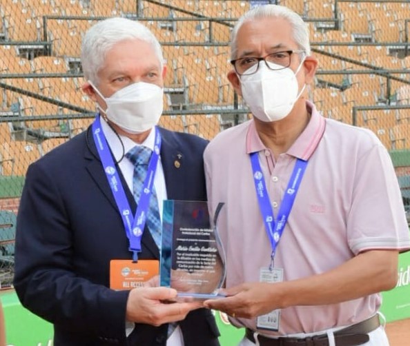 Juan Francisco Puello Herrera entrega el reconocimiento a Mario Emilio Guerrero 1