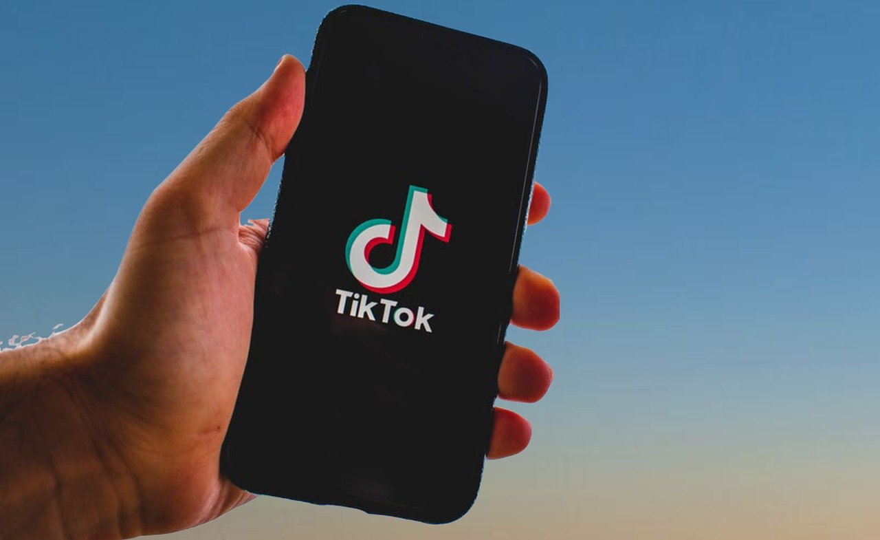 usuario abriendo pagina principal de tiktok