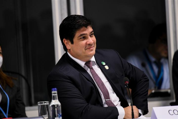 Carlos Alvarado1 2