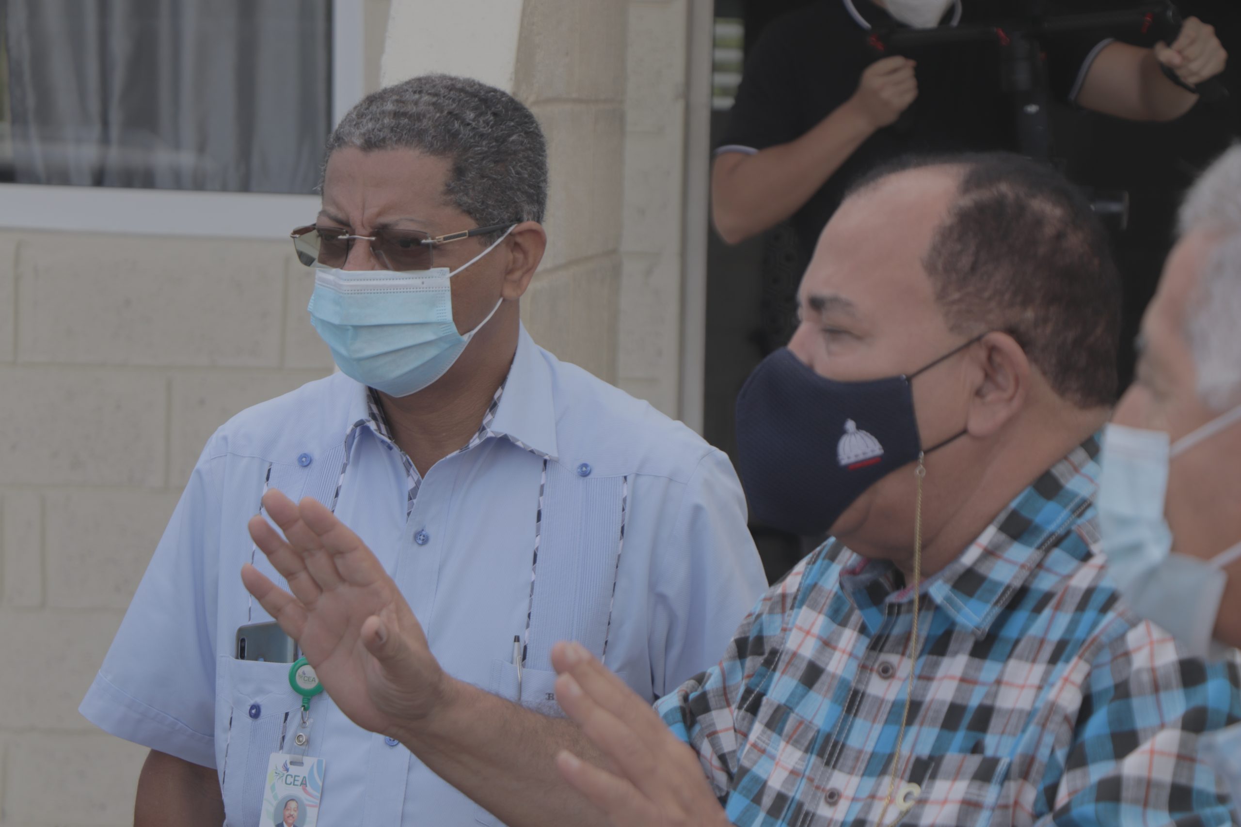 Cesar Cedeno Director General de Bienes Nacionales y Director Ejecutivo del Consejo Estatal del Azucar junto a Bienvenido de Oleo director de Preservacion y Recuperacion del CEA scaled