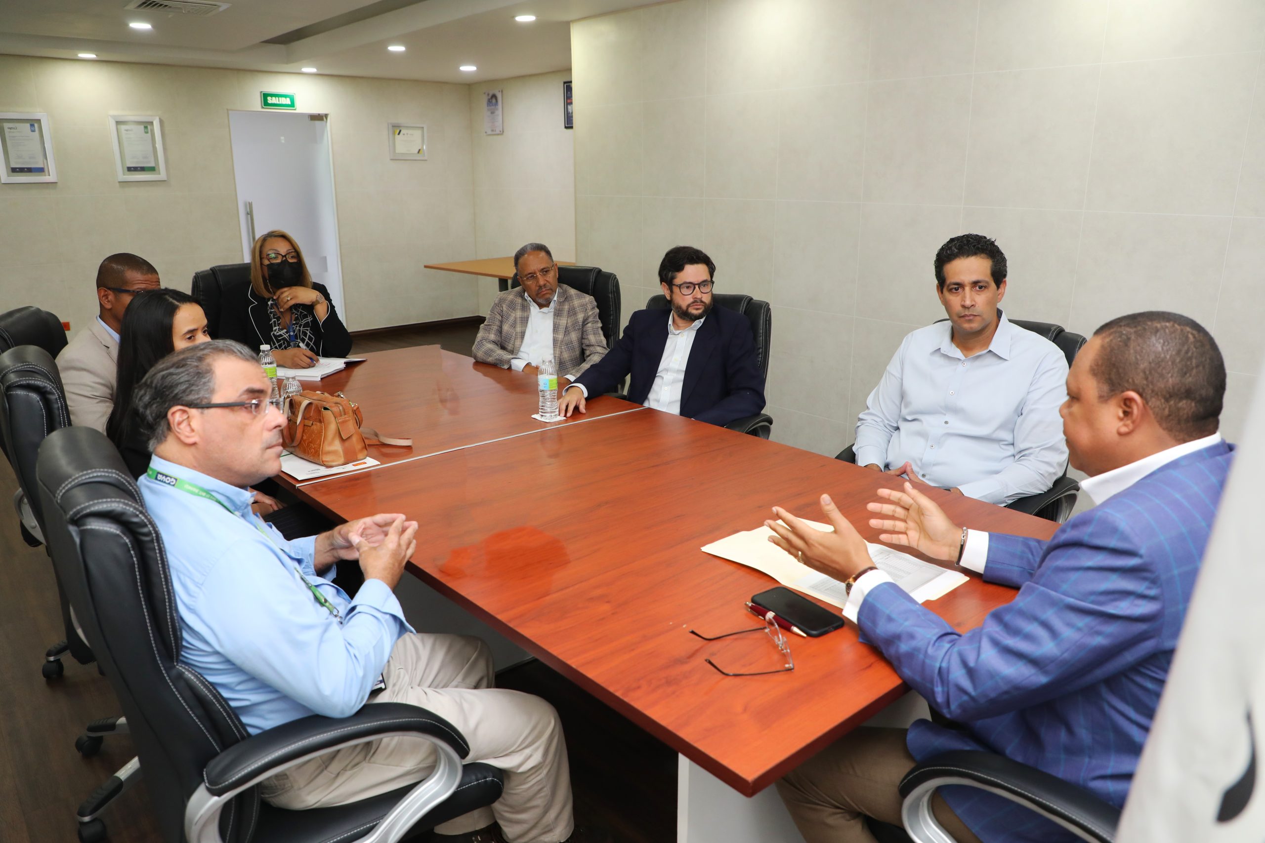 Director de Pro Consumidor Eddy Alcantara en la reunion que sostuvo con los industriales del sector de productos enlatados scaled