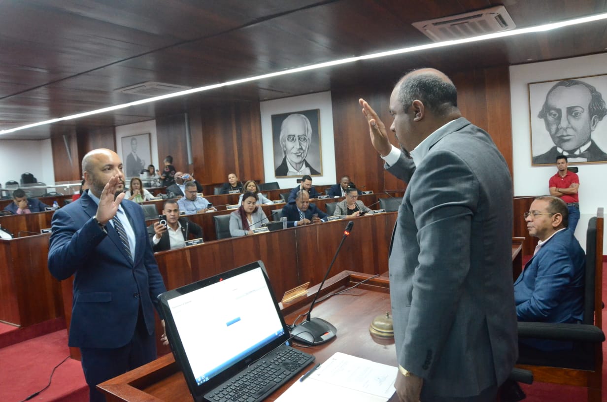 Ambioris Gonzalez toma el juramento a Sergio Beato