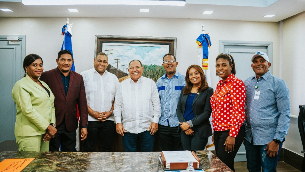 Cesar Cedeno junto al alcalde de SPM y la comision de Regidores que le acompano 1