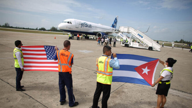 Un avión procedente de EEUU aterriza en el aeropuerto cubano de Abel Santamaría en Santa Clara en 2016 665x374 1