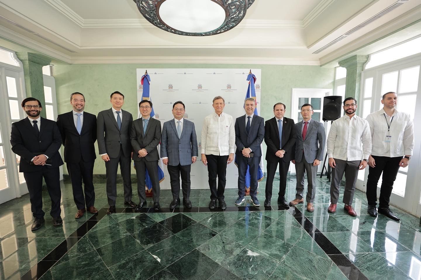 2. Altos ejecutivos de Samsung con Autoridades del Ministerio de Relaciones Exteriores en Republica Dominicana