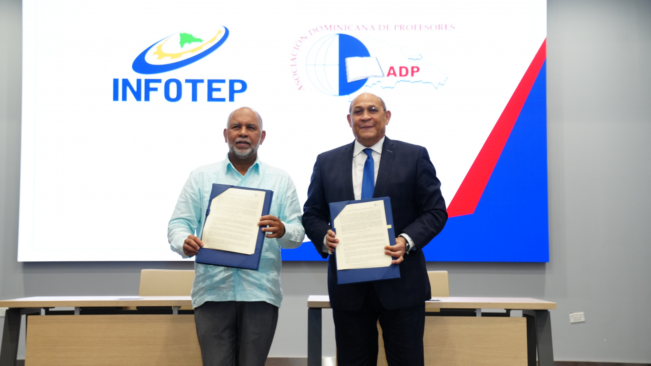 Eduardo Hidalgo presidente de ADP y Rafael Santos Badia director de INFOTEP firmaron un acuerdo de colaboracion interinstitucional