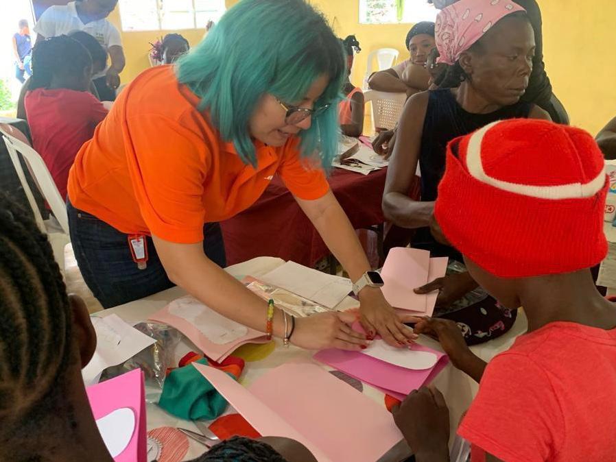 Foto 2 Elsa Letelier instruye sobre manejo de la salud e higiene menstrual.